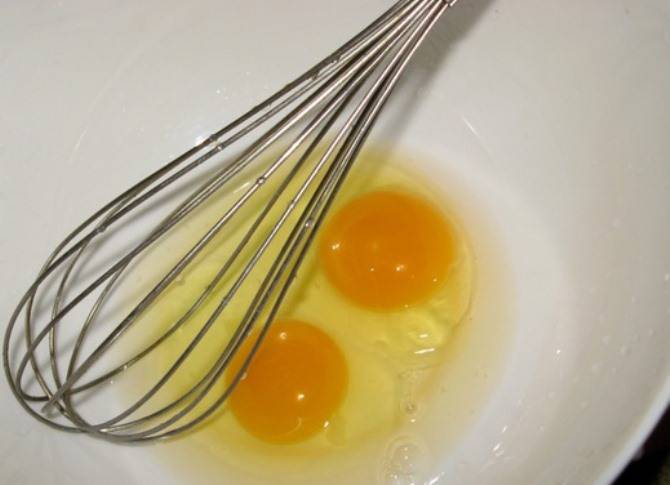 Взбейте яйца с сахаром и солью при помощи венчика.