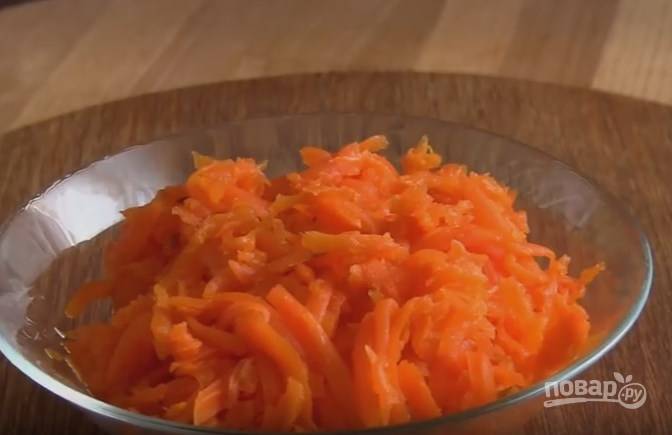 3. Отварную морковь очистите и натрите на крупную терку. 