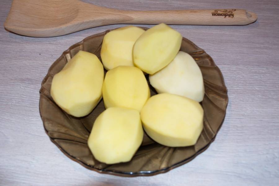 2.  Очистищаем картофель от кожуры. 