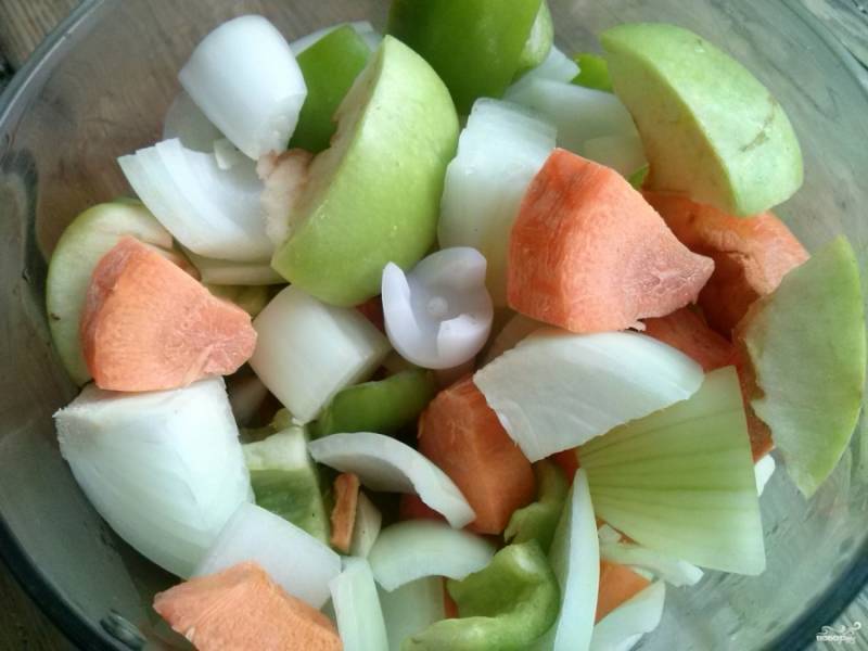Остальные овощи помойте и почистите, из перца удалите семена. Измельчите в мясорубке или в блендере все, кроме чеснока. Перемешайте. Чеснок добавляется позже.