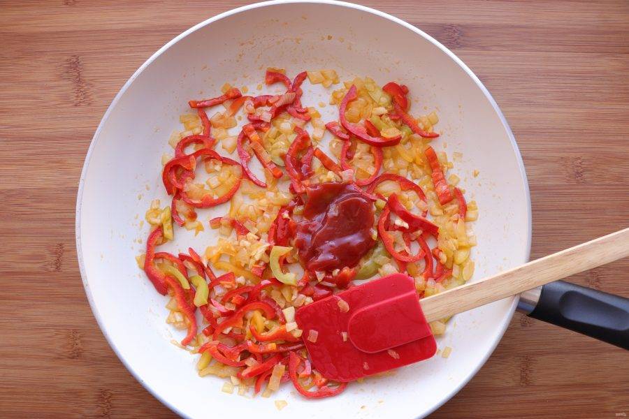 Следом добавьте томатную пасту и готовьте 5 минут. 