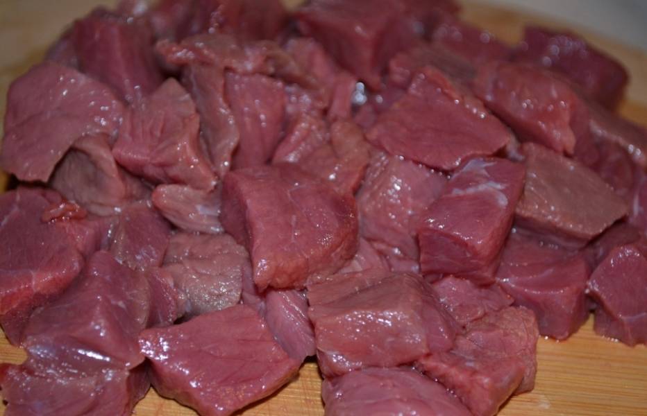 Мясо нарезаем небольшими кубиками.