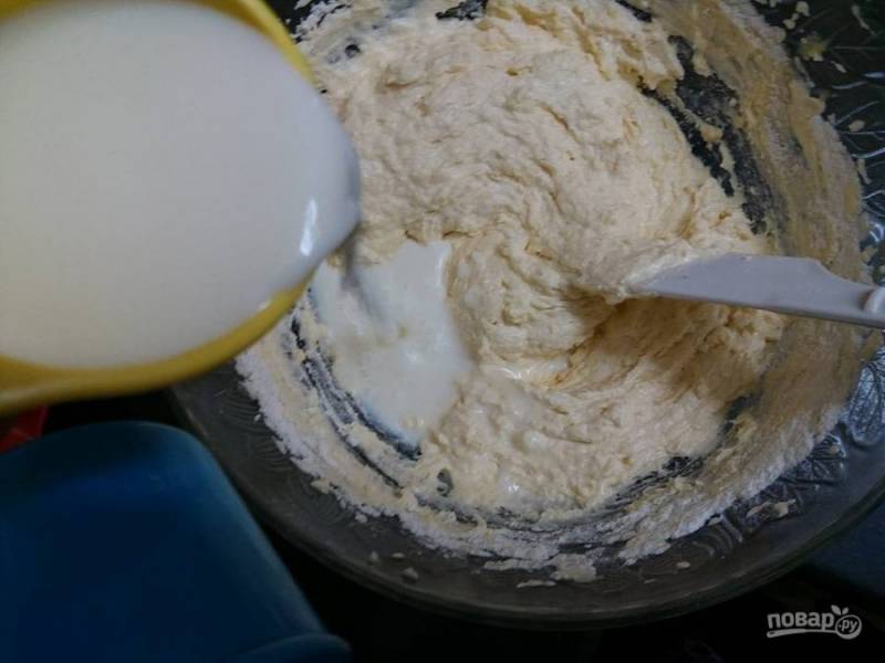 7. Объедините желтковую смесь с сухими ингредиентами и топленым молоком, добавьте белковую смесь, замесите тесто.