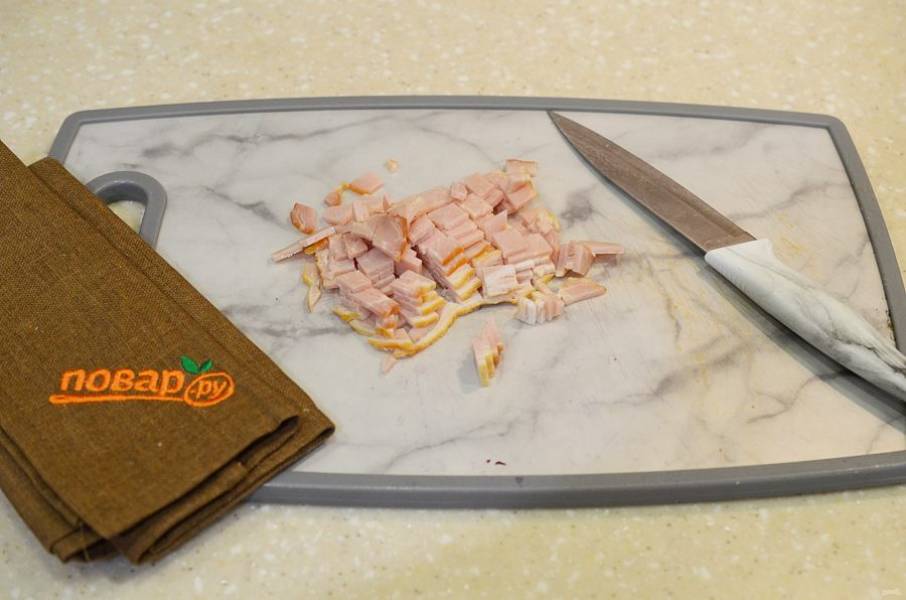 1. Ветчину нарежьте соломкой
