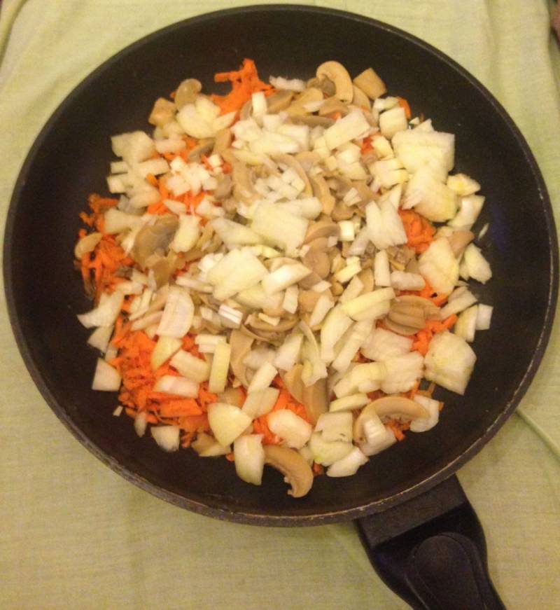 Лук, шампиньоны и морковь промойте, очистите и нарежьте. Жарьте в сковороде на средне-высоком огне на масле.