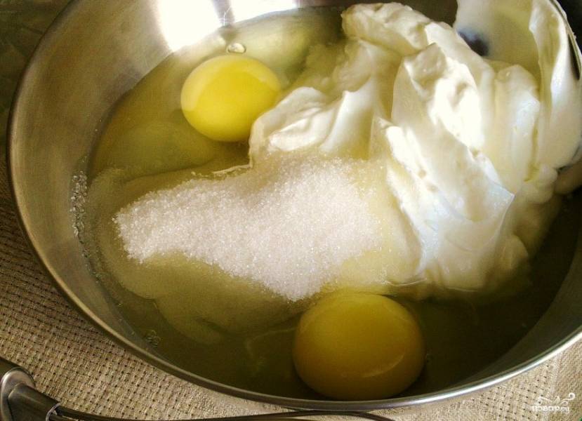 Теперь смешайте заливку: соедините сметану, яйца, 1/3 стакана сахарной пудры, ванильный сахар и крахмал. Перемешайте до единой консистенции.