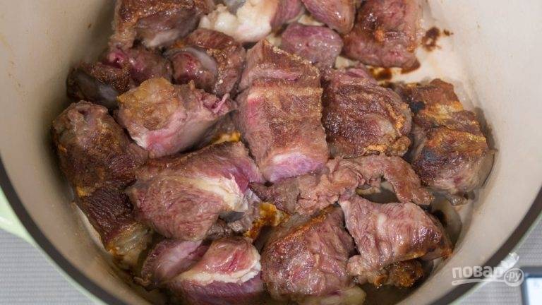 2.	Нагрейте толстостенный казанок с растительным маслом. Выложите в него мясо в один слой и поджарьте с двух сторон по 5 минут до появления коричневой корочки, переложите мясо в другую емкость.