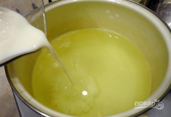 1.	В кастрюлю вылейте сыворотку (из-под сыров, а также можно использовать из молока). К ней влейте молоко.
