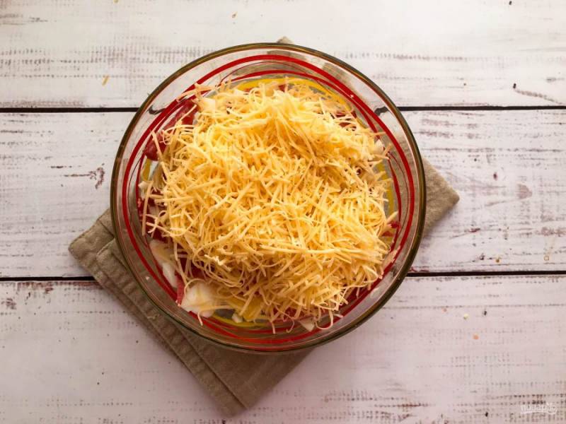 Сыр натрите на мелкой терке и добавьте к остальным ингредиентам. 