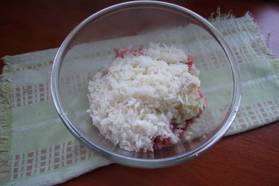 Отварите рис в подсоленной воде до полуготовности. Слейте воду. Рис промойте и добавьте к фаршу.