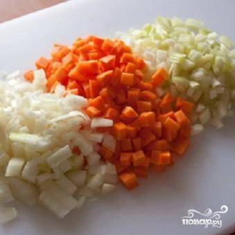 1.	Промыть хорошо овощи и почистить. Лук, сельдерей и морковь порезать небольшими кубиками одинакового размера.