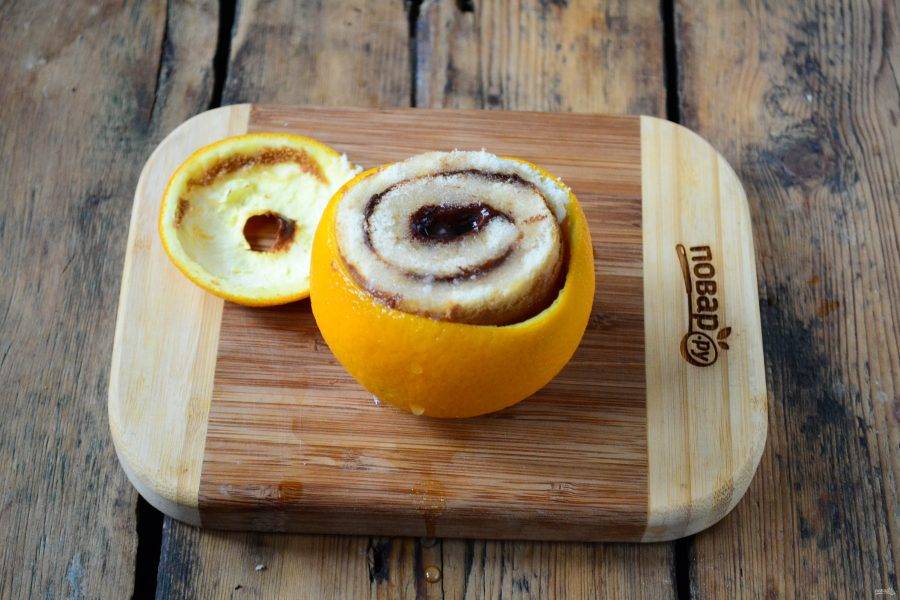 Цинамонновые роллы в апельсиновой корке готовы, полейте их сахарной помадкой и подавайте.