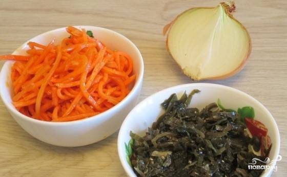 1.	Достаньте на стол все необходимые для приготовления салата продукты. Выложите в небольшие емкости корейскую морковь и морскую капусту. 