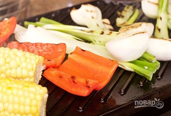 9. Выложите овощи на гриль и обжарьте до готовности. 