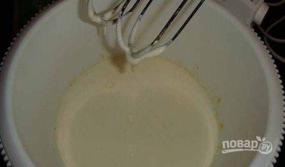 Вначале приготовьте тесто. В глубокой миске взбейте яйца, 90 г сахара и яичный желток в течение 10 минут миксером на максимальной скорости.