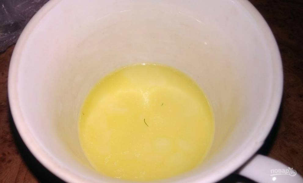 2. Разогреваем сливочное масло, будем его добавлять в тесто. Пока в молоко всыпаем муку.