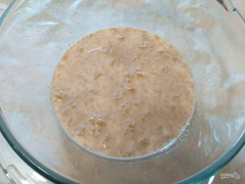 Начните с приготовления опары. Для этого подогрейте молоко до приятно тёплого состояния, растворите в нём дрожжи и сахарный песок (70 грамм).