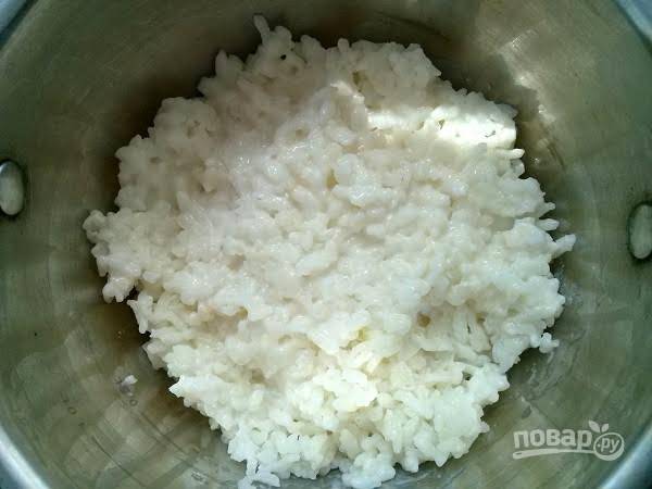 Рис промойте в нескольких водах, до тех пор пока вода не станет прозрачной. Залейте молоком, посолите  и отварите до готовности.
