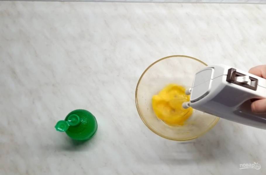 3. Яйцо взбейте с помощью миксера до пышной белой пены, добавьте лимонный сок и продолжайте взбивать. Добавьте творог и снова взбейте миксером до однородного состояния, после чего с помощью блендера разбейте крупинки творога. 