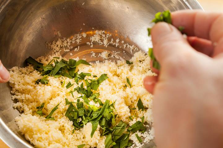 Сыр натрите на мелкой терке и добавьте зелень.