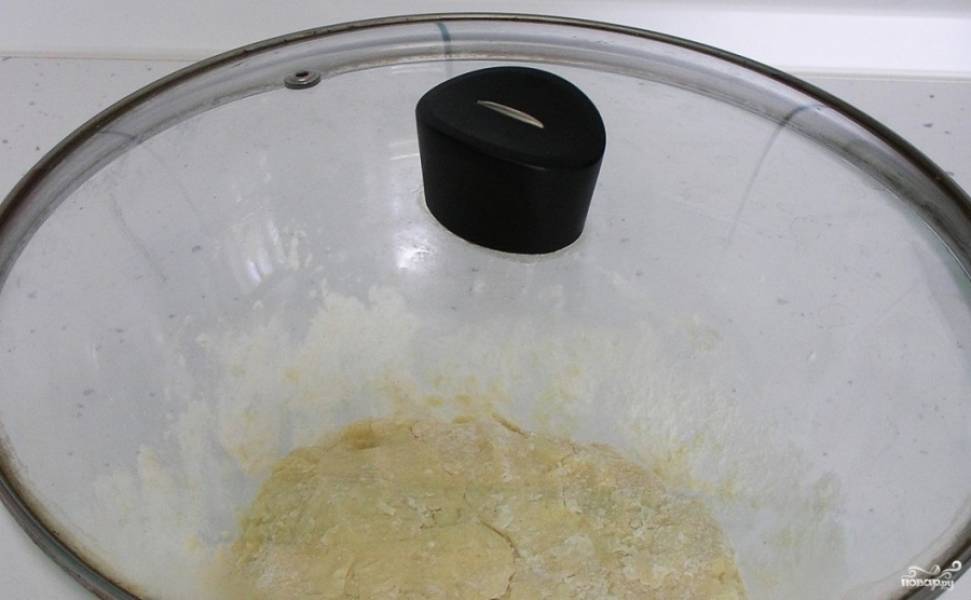 Накройте тесто крышкой или пищевой плёнкой и уберите на полчаса в холодильник.