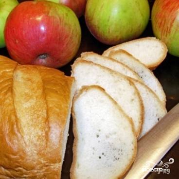 Белый черствый хлеб нарезаем на максимально тонкие ломтики.