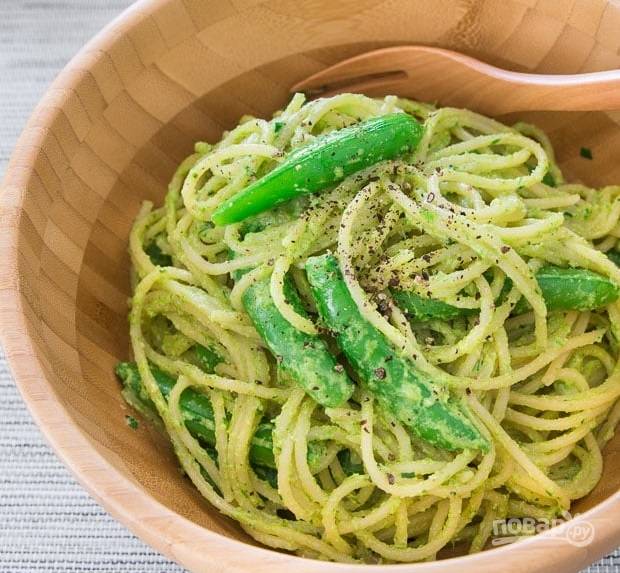5.	Отварите спагетти, промойте их и верните обратно в кастрюлю, добавьте соус и зеленый стручковой горох, перемешайте. Подавайте сразу же, приятного аппетита!