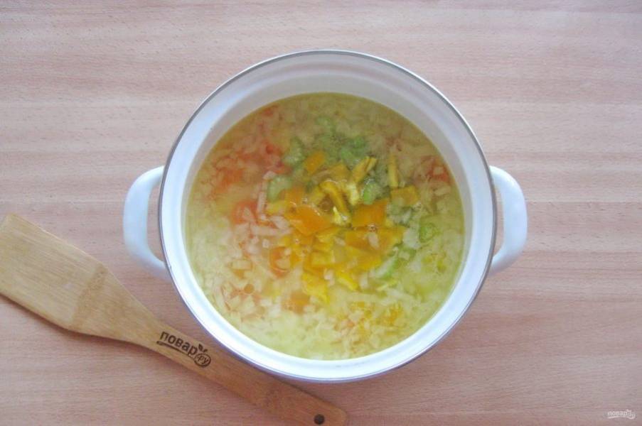 Добавьте в суп сельдерей и болгарский перец.