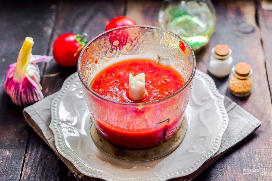 Измельчите помидоры, перец и чеснок в чаше блендера.