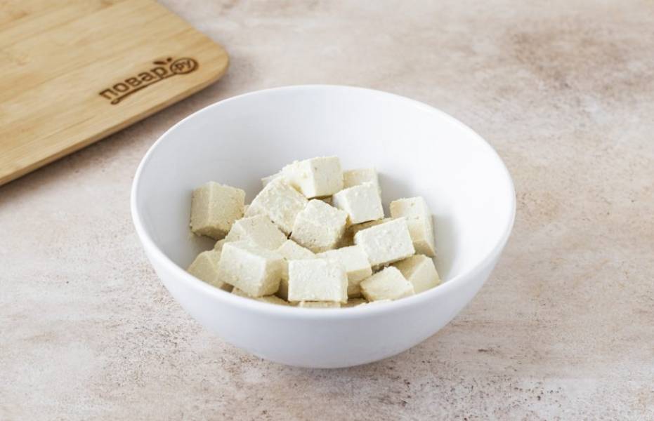 Полейте тофу кунжутным маслом и равномерно обваляйте в крахмале. Запекайте тофу 20 минут в разогретой до 220 градусов духовке.