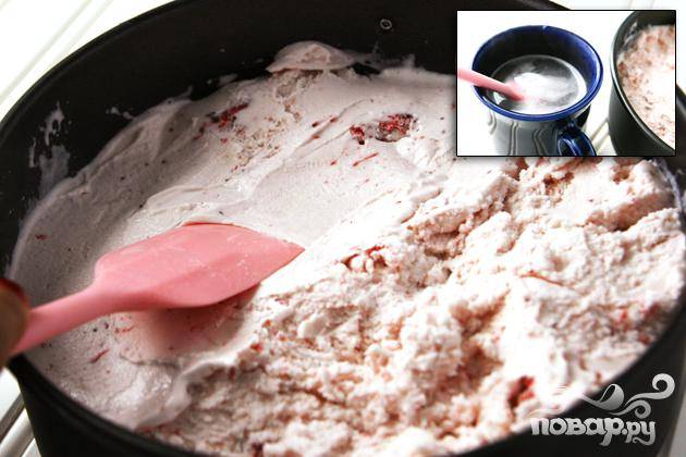3. Используя совок для мороженого, выложить несколько небольших шариков клубничного мороженого поверх бананового слоя, а затем разровнять ложкой, смоченной в теплой воде. Поставить в холодильник на 1-2 часа, пока мороженое не застынет.