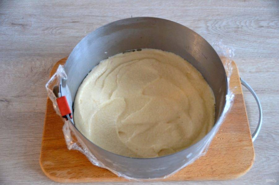 Выложите в подготовленное кондитерское кольцо половину мусса. Поставьте в морозилку на 3-4 минуты.
