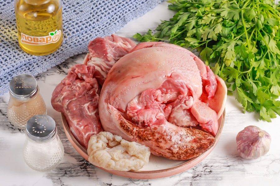 Подготовьте указанные ингредиенты. Используйте крупный свиной язык или несколько мелких и обязательно мясо с сальными прослойками.