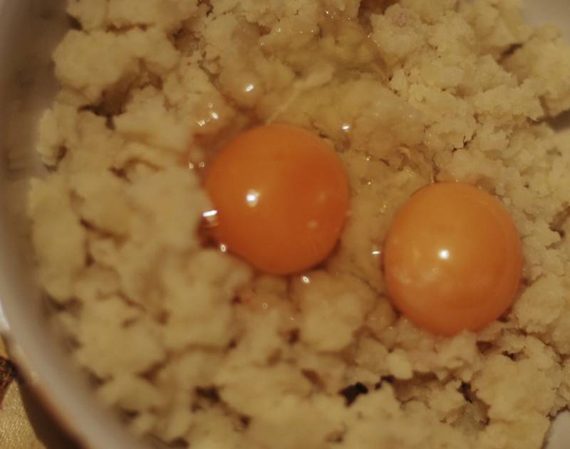1. Картофельное пюре перемешаем, добавим яйца и соль, если нужно.