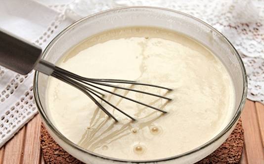 Тонкой струйкой вливаем кипяток с содой в тесто и все время размешиваем тесто. Затем вливаем растительное масло, размешиваем. Тесто для блинчиков готово.