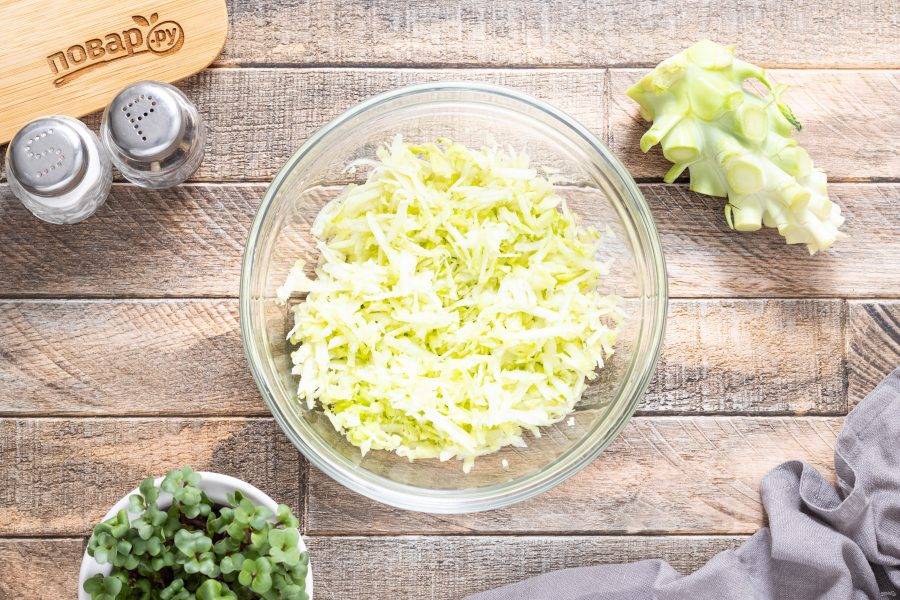 У кочерыжки брокколи срежьте овощечисткой верхний жесткий слой снизу, затем натрите на крупной терке.