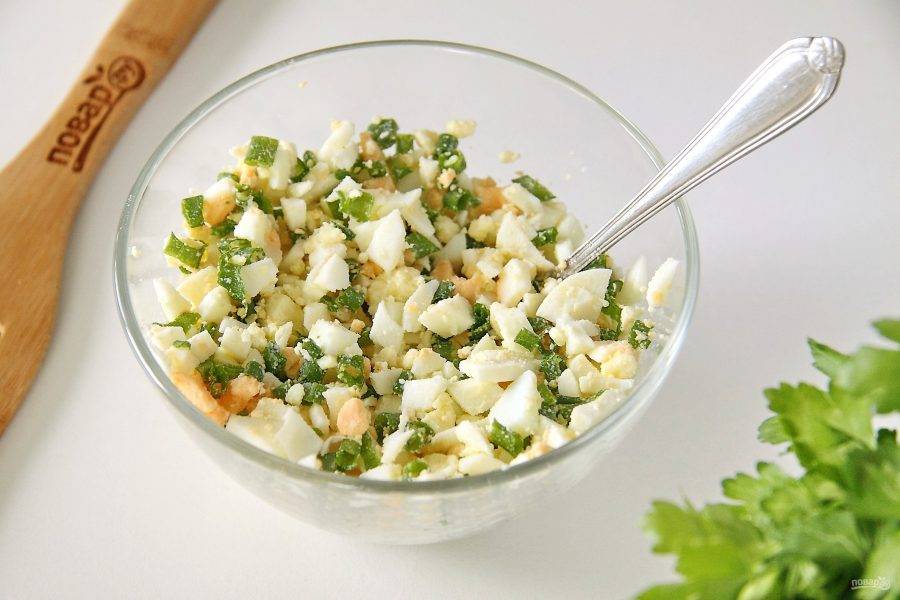 Вареные яйца нарежьте кубиками, добавьте к ним нарезанный зеленый лук, щепотку соли и перемешайте. Начинка для зраз готова.