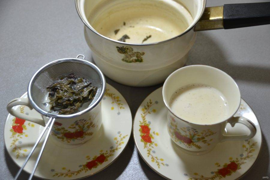 Процедите чай в пиалу или чашку.