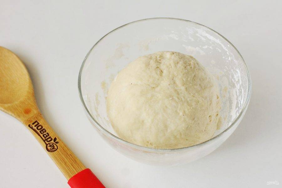 Замесите упругое и эластичное тесто, соберите его в шар, накройте полотенцем и оставьте на 20-30 минут.