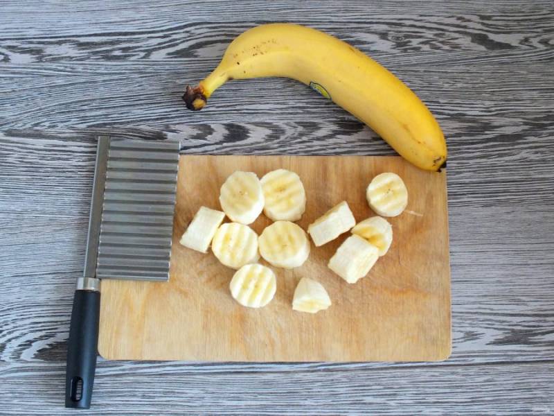 Бананы очистите. Нарежьте произвольно.