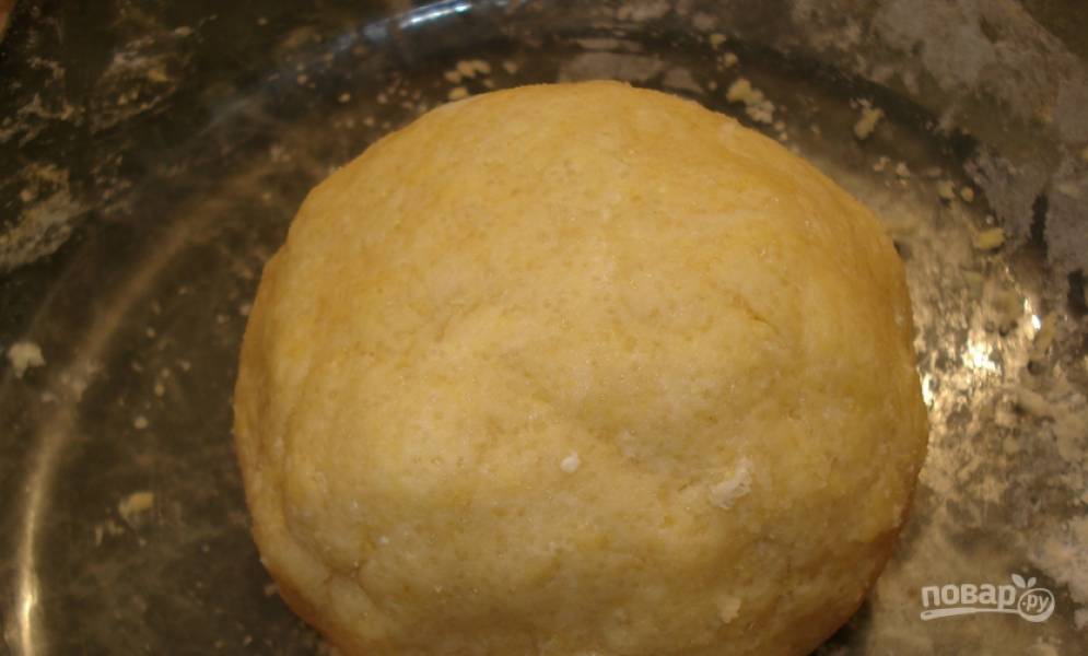 1. Для теста масло трем на терке, добавим яйцо, разрыхлитель, муку, 100 грамм творога и столько же сахара. Замесим однородное тесто. И пусть оно полежит в морозилке, пока вы делаете суфле. 