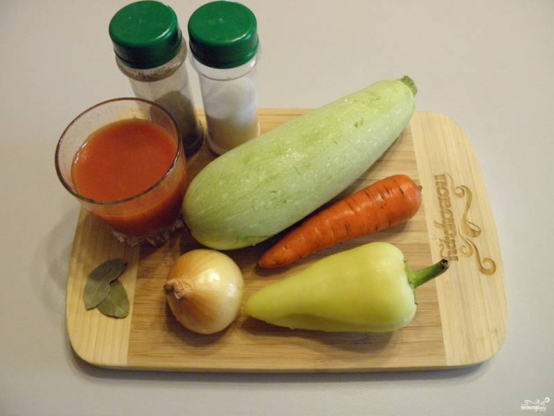 Подготовьте овощи и специи, масло и томатный сок. Вместо сока можно использовать томатную пасту, разведенную с водой. Овощи вымойте и очистите.