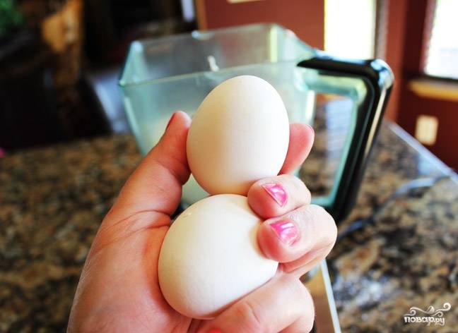 Добавьте яйца, соль, 1,5 столовой ложки сахара, корицу и ванилин.