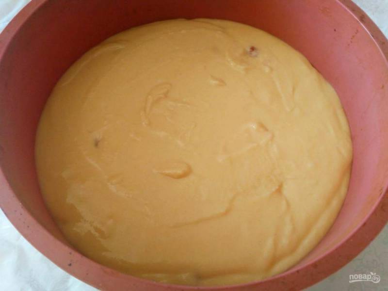 Выложите тесто в подготовленную форму (металлическую форму нужно смазать маслом и присыпать мукой, для силиконовой ёмкости эти действия не требуются).
