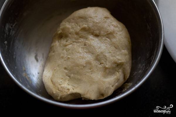 6. После снова вымешайте тесто. Если оно будет липнуть к рукам, смажьте их немного растительным маслом. 