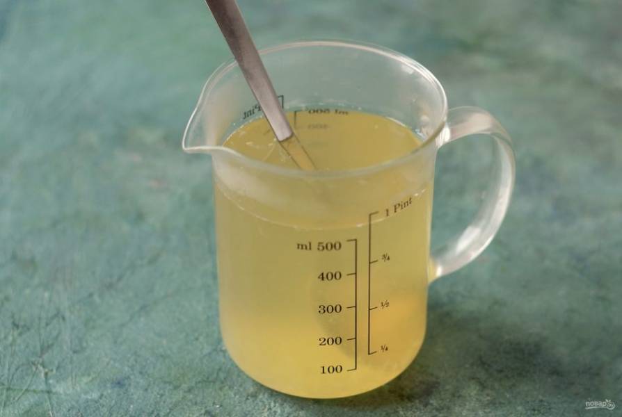 Перелейте ромашковый чай в кувшин, добавьте сахар, размешайте. Затем влейте лимонный сок. Оставьте охлаждаться.
