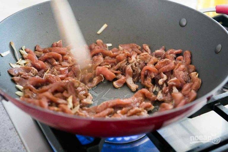 2.	Добавьте маринованное мясо в сковороду к обжаренному чесноку.