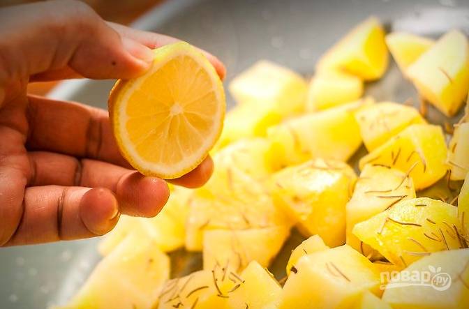 Жарьте картошку минут 15, перемешивая, чтобы не подгорел, затем добавьте тимьян, соль, выжмите сок лимона.