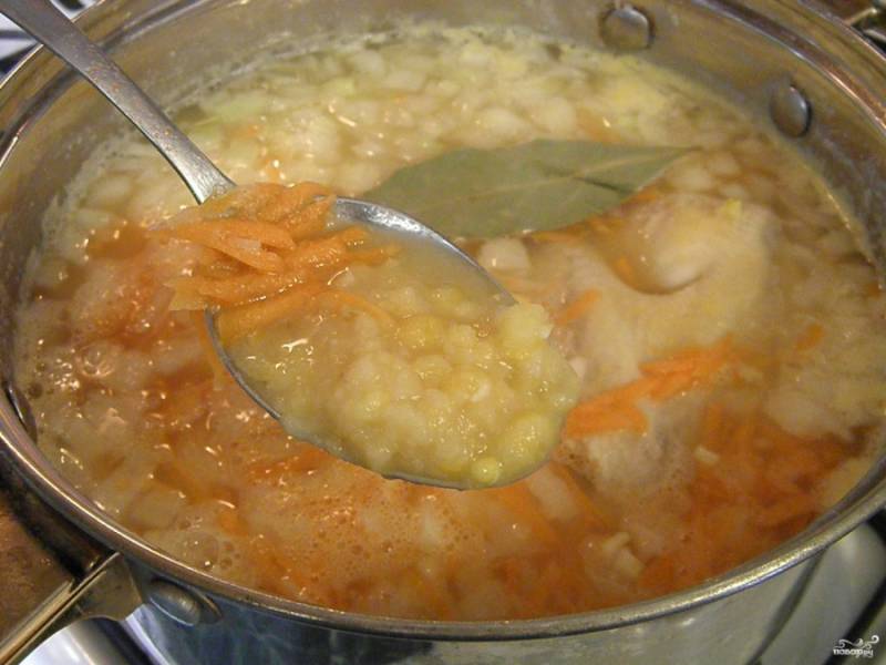 Попробуйте горох на готовность. Если он мягкий, то добавьте лук, морковь, картофель, специи и проварите суп 25 минут. 