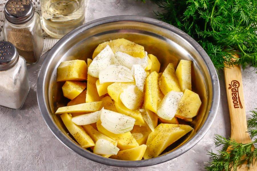 Очистите картофель и лук от кожуры, промойте в воде. Нарежьте картошку крупными ломтиками, а лук разрежьте на четвертинки.